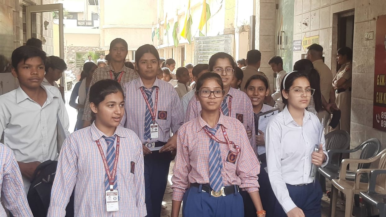 Six students caught cheating in the 10th Science exam, six teachers were relieved of their duties for negligence.