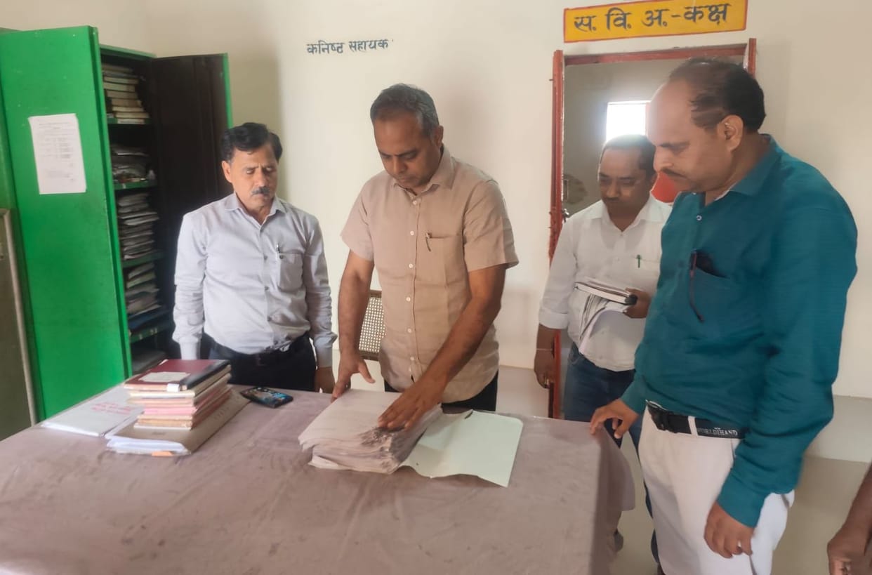 Additional Commissioner of Aligarh Division inspected the development block office.