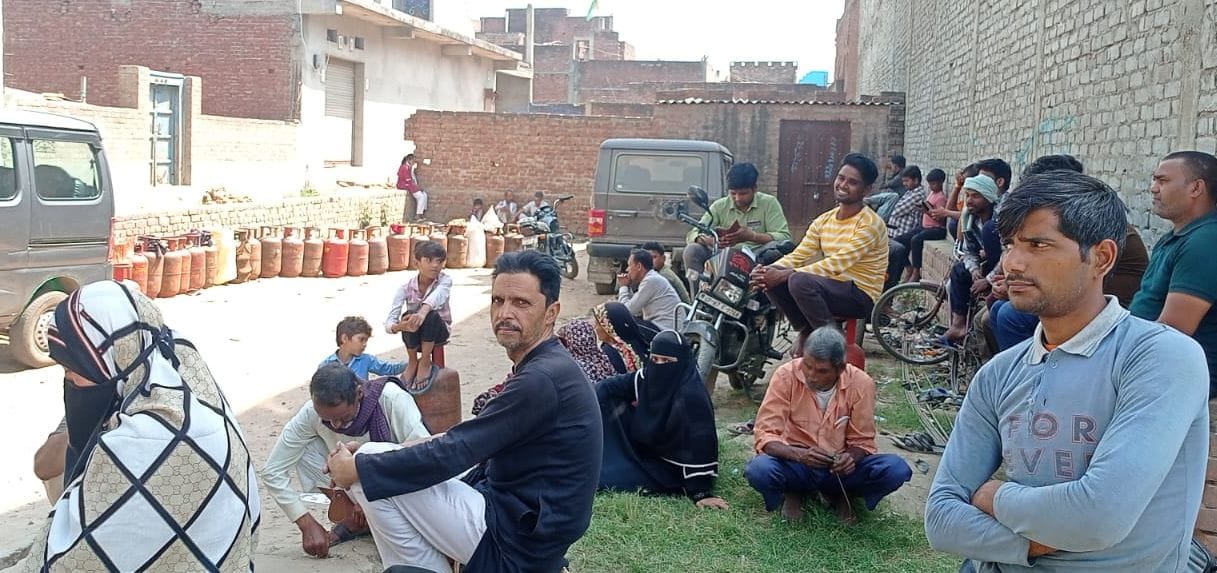 Long queues due to domestic gas shortage, gas was distributed till noon