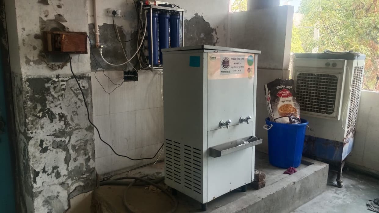 Dry taps and broken filters... People languish to quench their thirst at the mini secretariat and e-Disha center