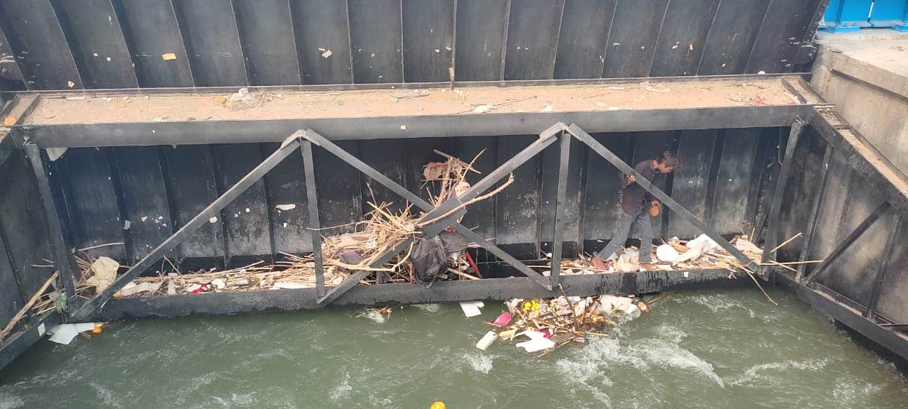 गंगनहर में झाल के पास नीचे उतरकर सामान निकालता एक बच्चा। -संवाद