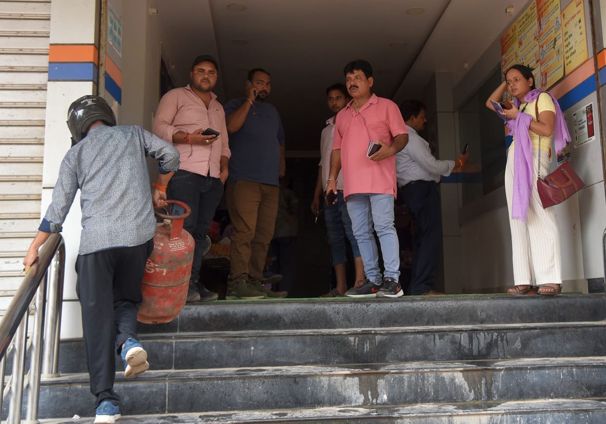 Small businessmen are looking for alternatives, cylinders are being delivered to the houses of the fixers at night.