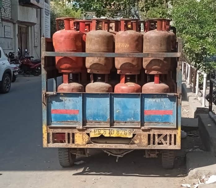  गैस सिलिंडर की आपूर्ति के लिए जाता वाहन।