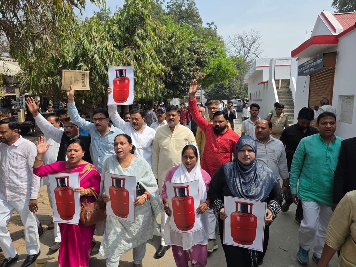 SP protests over LPG shortage, submits memorandum
