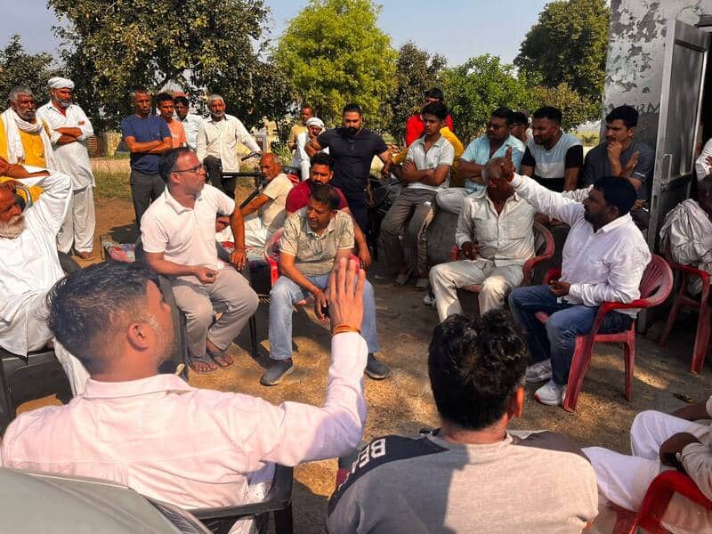 गांव चांग में आयोजित बैठक में पाइप लाइन डाले जाने का विरोध जताते ग्रामीण व मौजूद सरपंच प्रतिनि