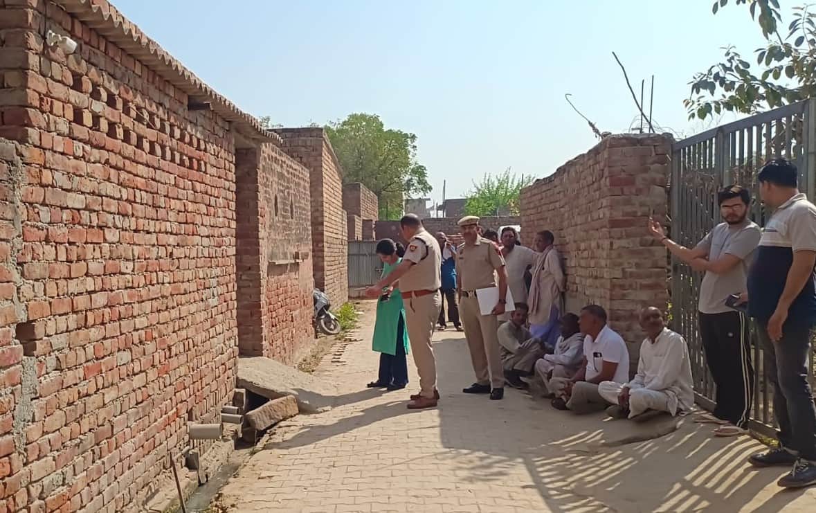 गांव रावलधी में घटनास्थल पर जांच के लिए पहुंचे डीएसपी व एफएसएल टीम। 