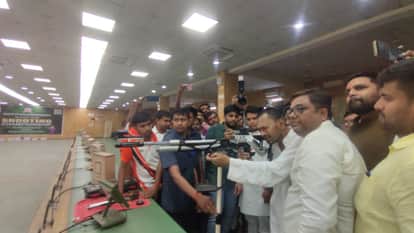 घर के बाहर कार्यकर्ताओं की लगी भीड़