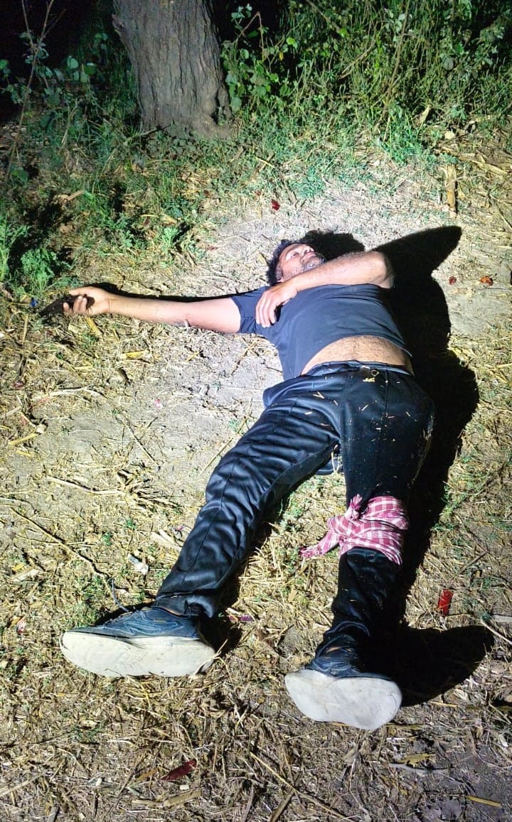 Angered by theft of e-rickshaw battery, Ritesh was murdered by hitting him with a brick.