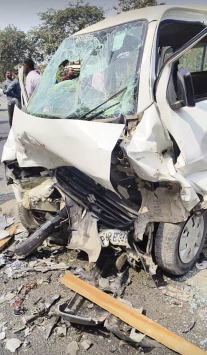 Two cars collided, injuring six people
