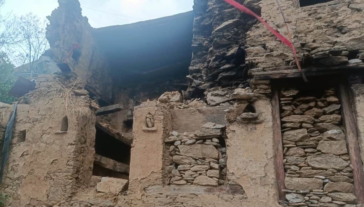 ज्योतिर्मठ के सिंहधार वार्ड में भरभरा कर गिरा जर्जर मकान। संवाद 