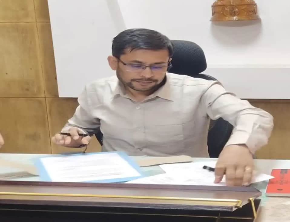 कलेक्टर नमित मेहता