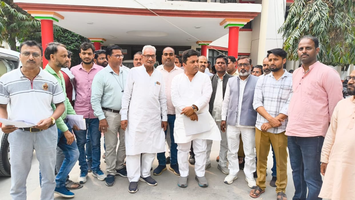 Under the leadership of the MLA, shopkeepers submitted a memorandum to the DM, demanding a ban on RC.