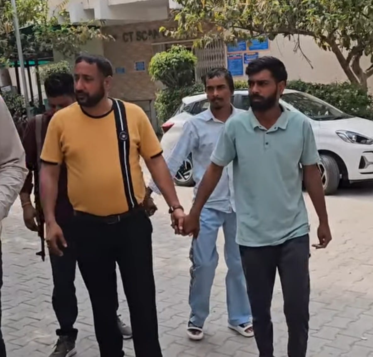 Two criminals arrested with three illegal pistols