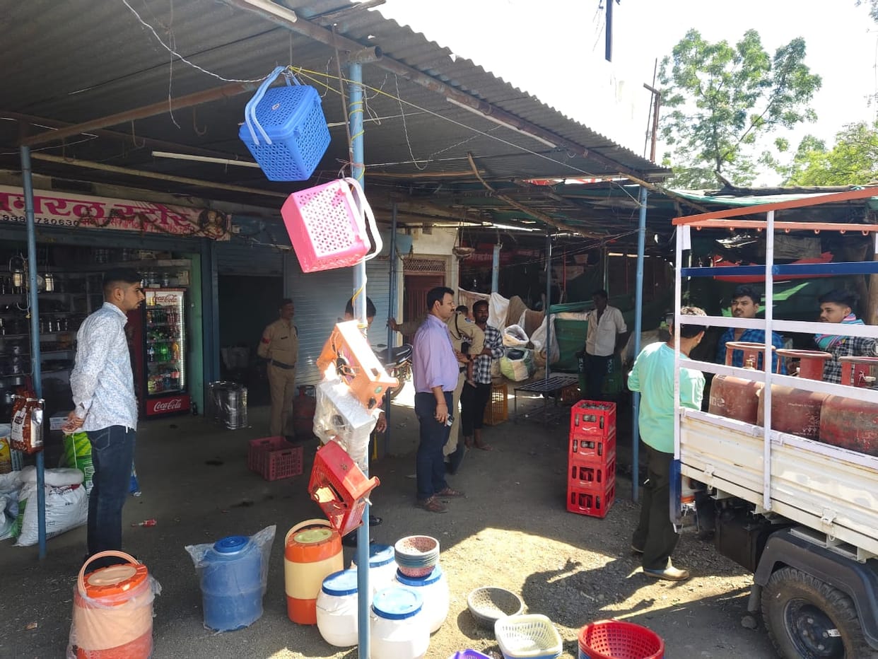 Administration raids highway shops, seizing 20 domestic LPG cylinders; black marketers panicked