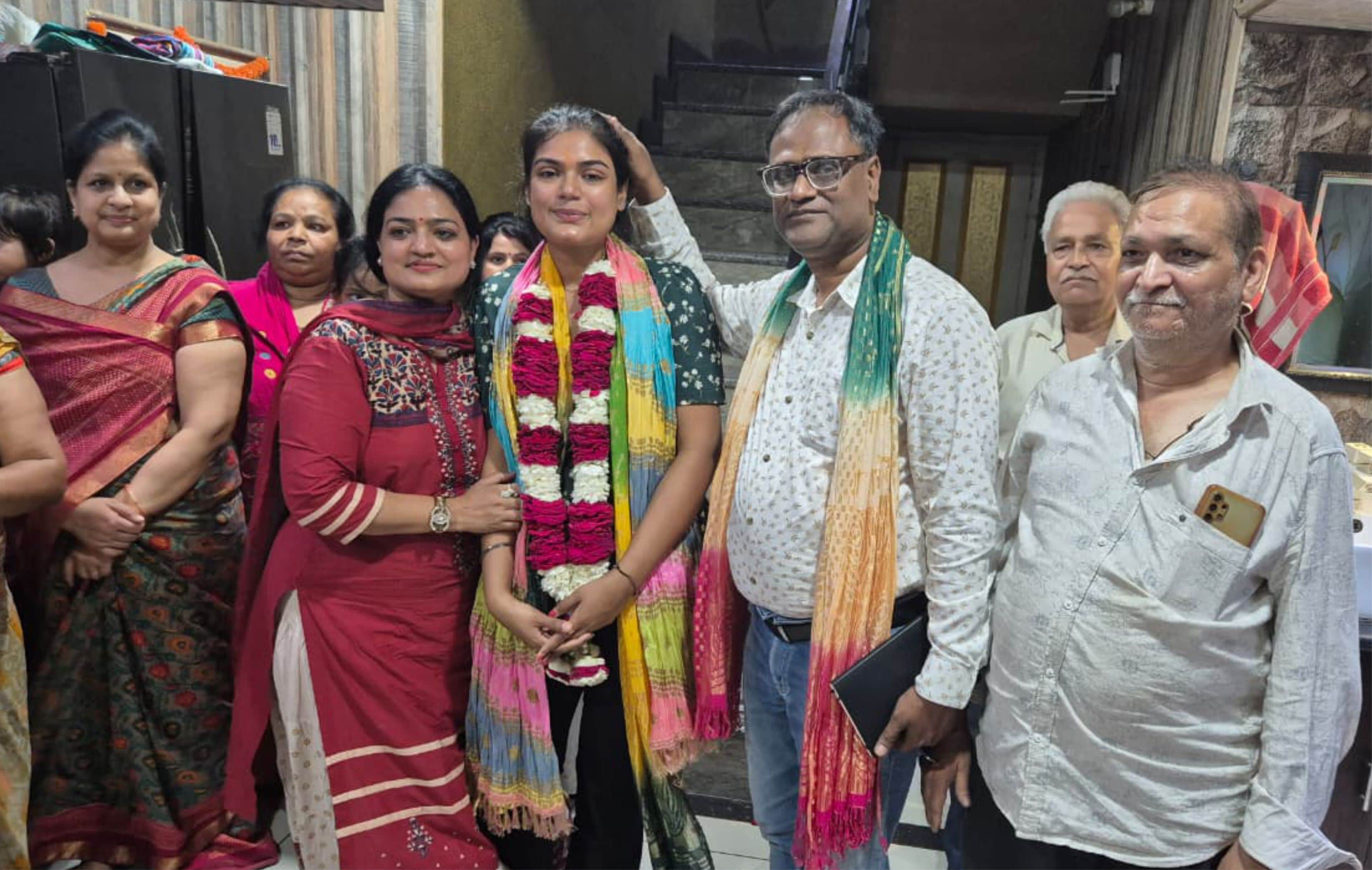 कोसीकलां में अक्षिता जैन के सिविल जज बनने पर परिजन खुशी मनाते हुए। 