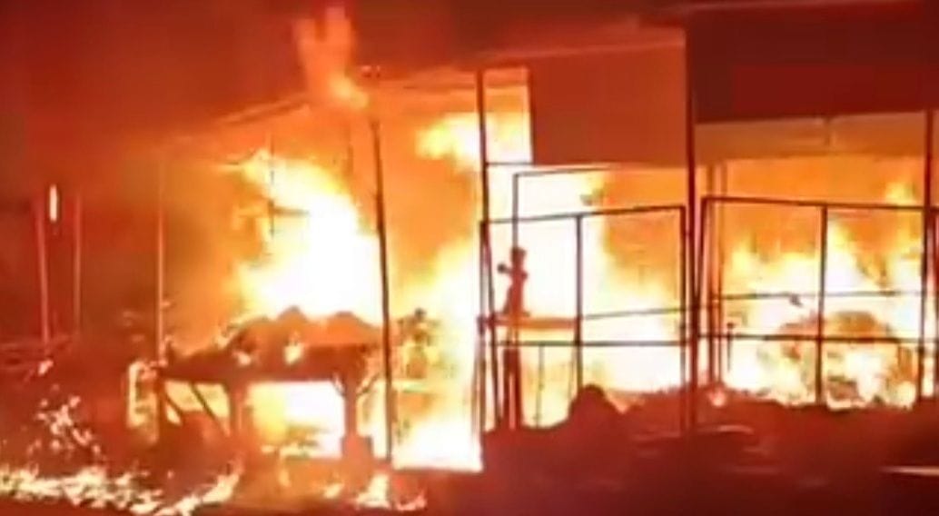 Fire broke out in four shops in Khairabad
