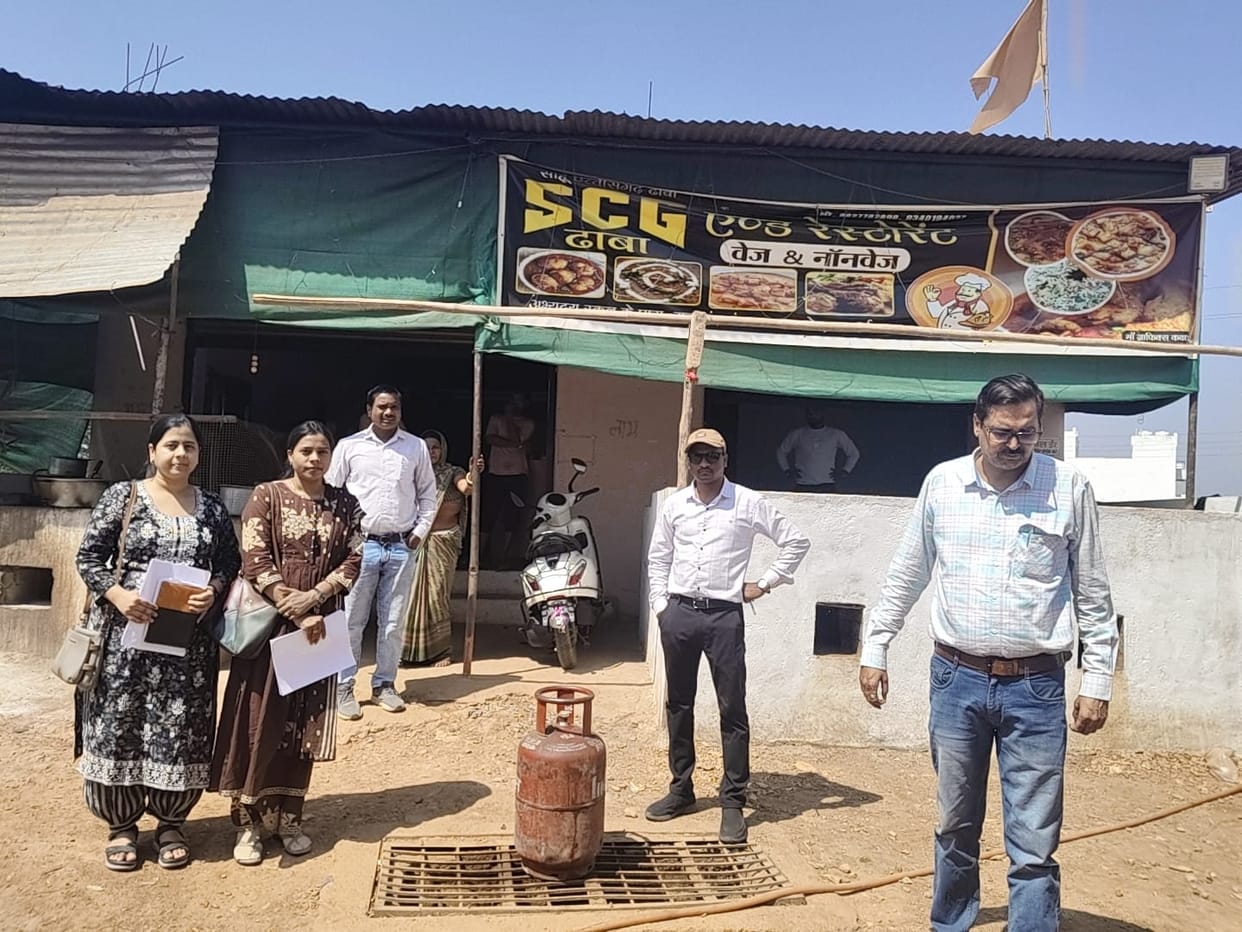 Domestic gas game in hotels and restaurants cylinders seized from 11 establishments in Kabirdham