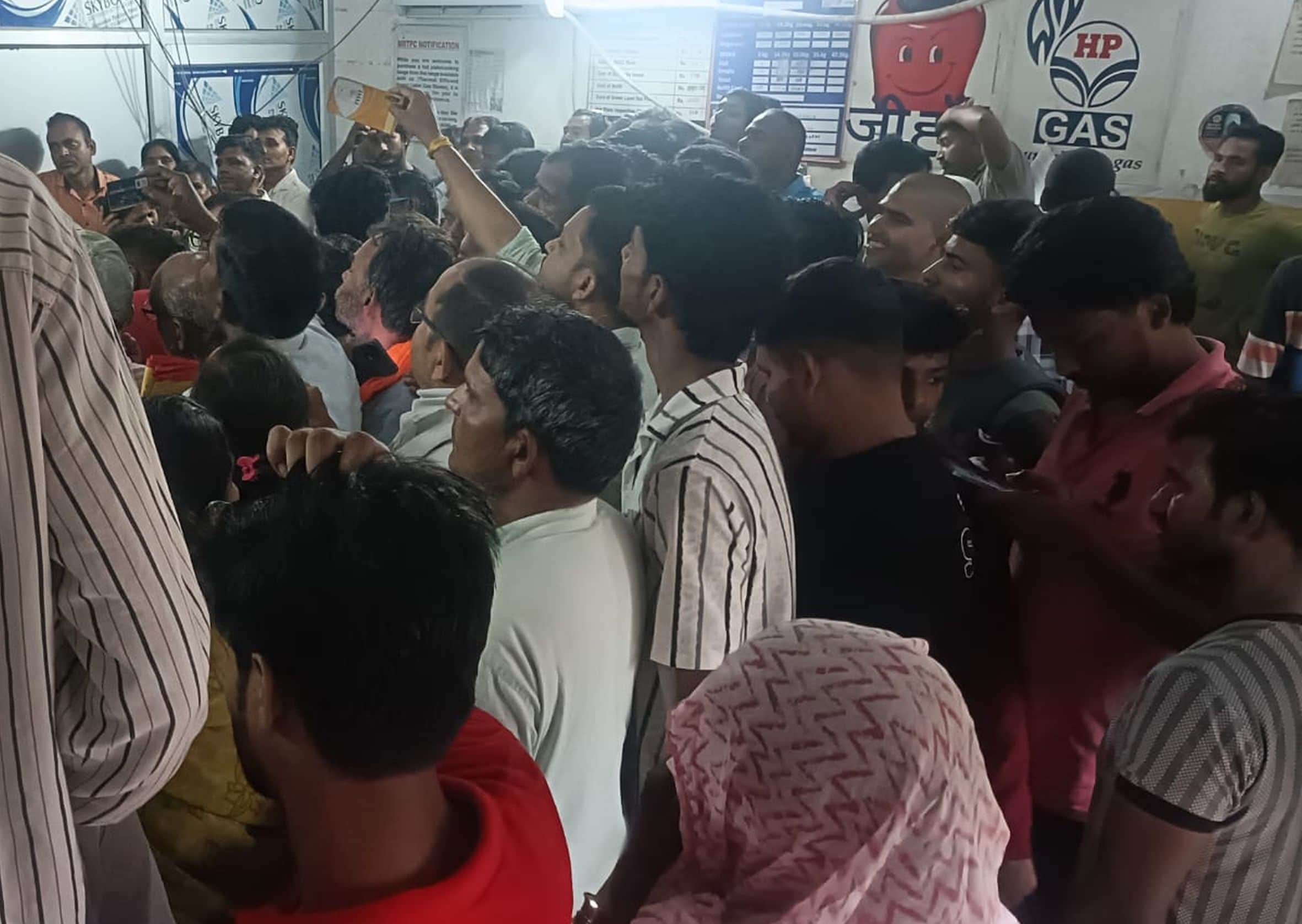 लालगंज कस्बा स्थित एक एजेंसी में गैस न मिलने पर हंगामा करते लोग।
