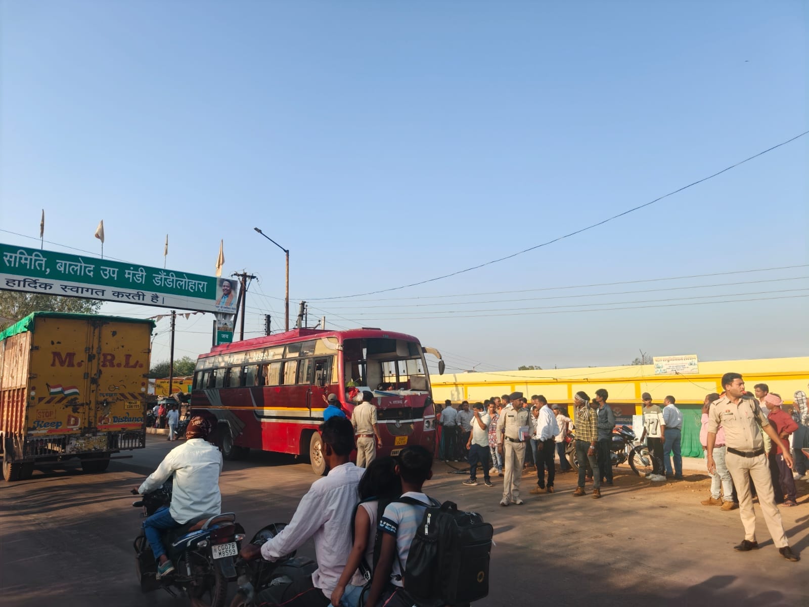 में बस चालक की लापरवाही, मजदा वाहन से टकराई बस — बड़ा हादसा टला
