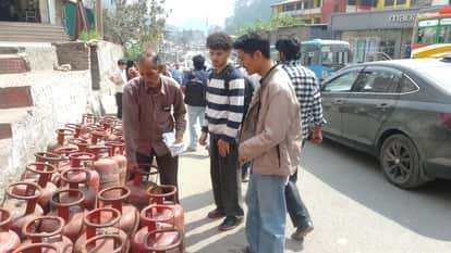 LPG Crisis: Bihar Police caught 21 hoarders who created trouble, cylinder seized