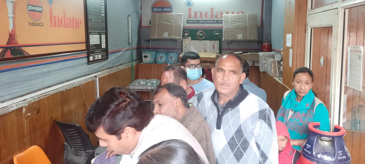 Crowds increased at agencies for booking gas cylinders
