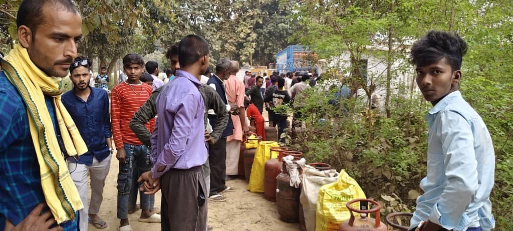 मेंहदूपार गैस एजेंसी पर लगी लंबी लाइन