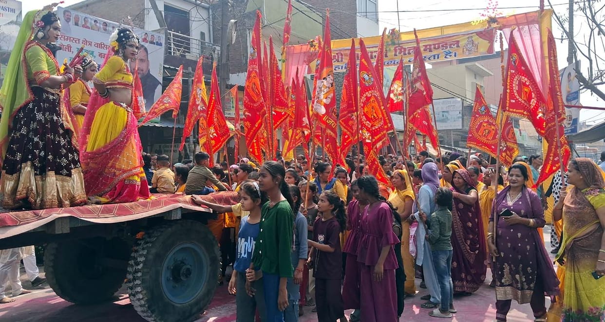 Balaji's grand Nishan Yatra was taken out with Abir-Gulal