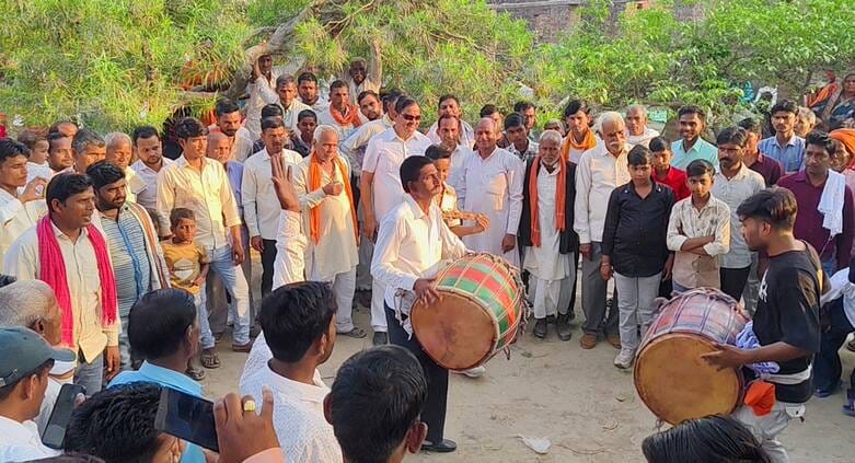 Baba Garibdas temple premises remained lively throughout the day due to the fair of Charain.