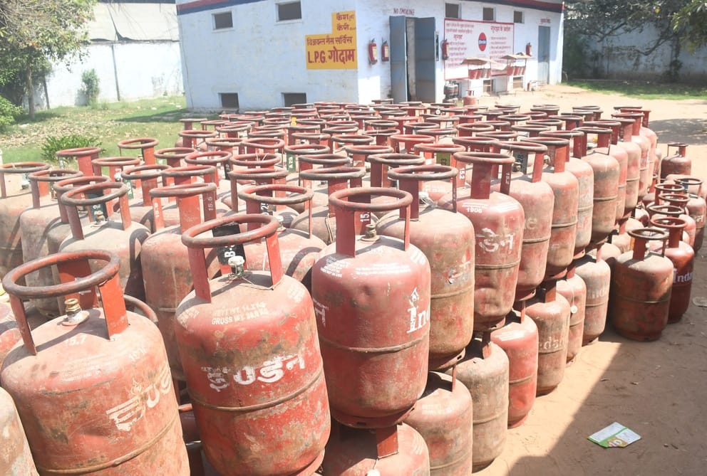 Administration strict on black marketing of gas, FIR will be lodged