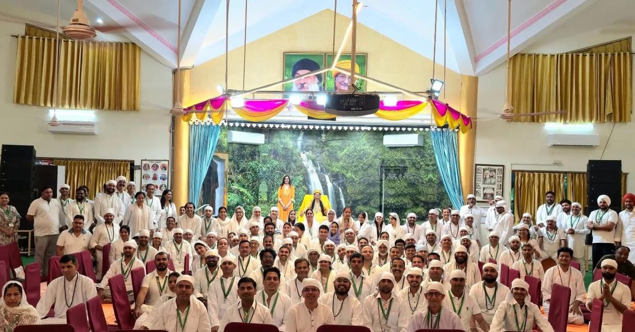 Sadhaks gathered in large numbers at the spiritual festival of Samarthguru Dham.