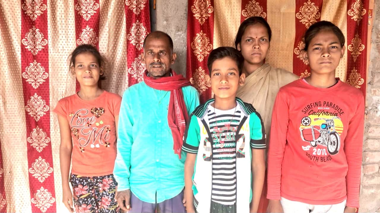 मृतक अपने परिवार के साथ (फाइल फोटो)