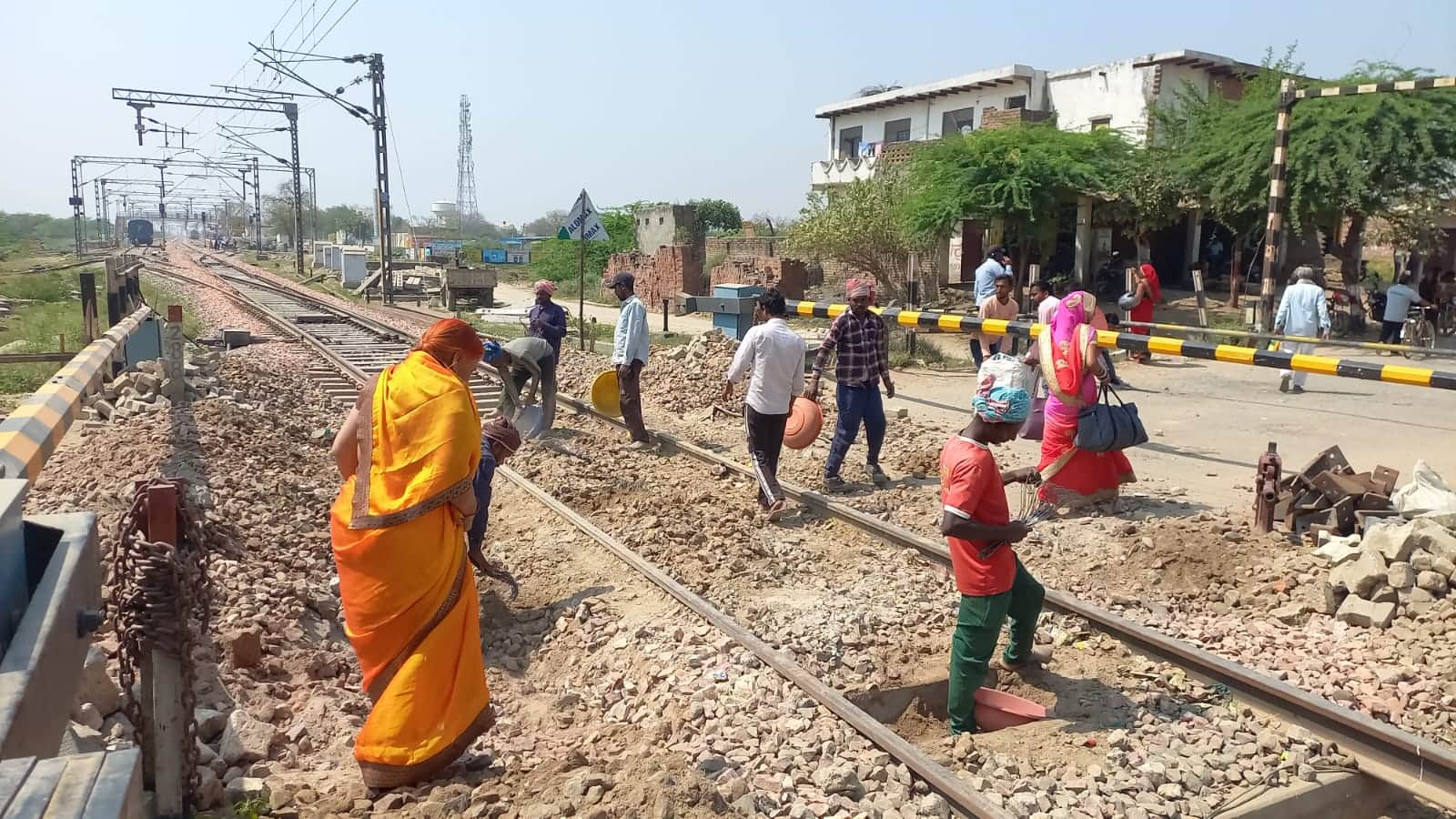 नगला रति के रेलवे फाटक पर मरम्मत कार्य करते मजदूर। संवाद