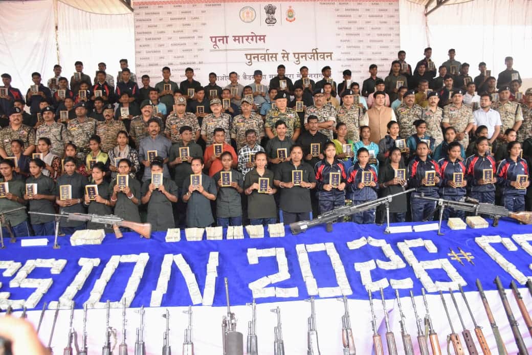 नक्सलियों ने सौपे हथियार