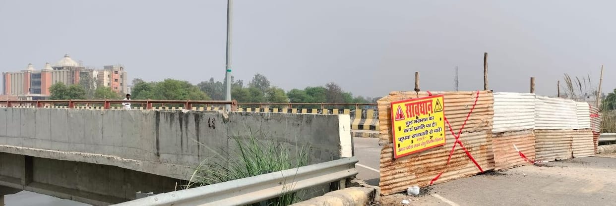 The road was closed to raise the Garra bridge.