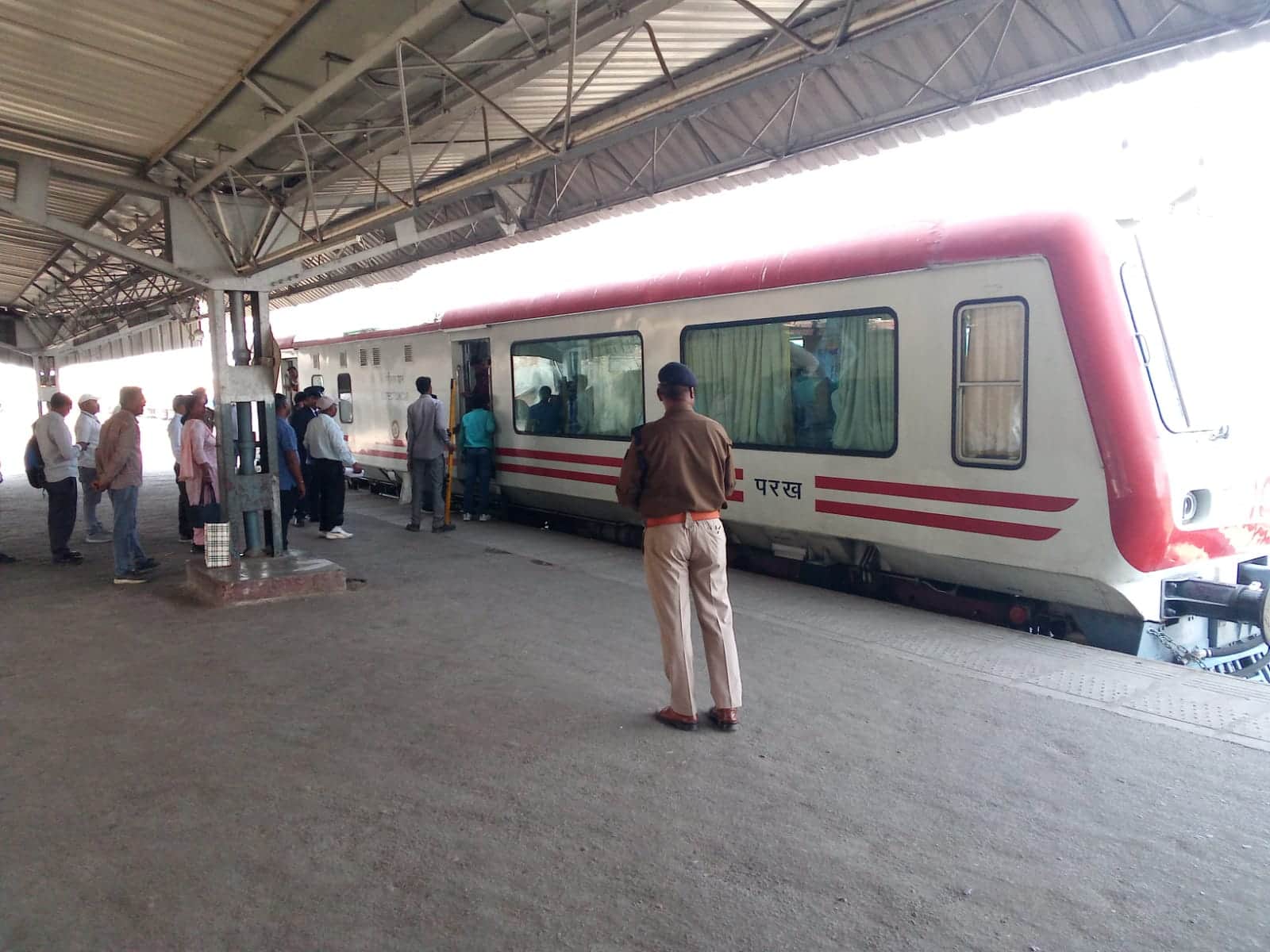 औड़िहार रेलवे जंक्शन का विंडो इंस्पेक्शन करते रेल प्रबंधक आशीष जैन। संवाद