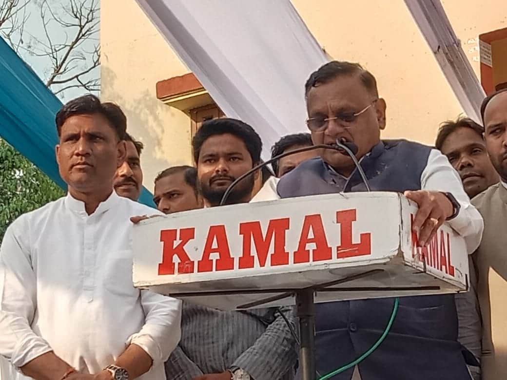 पलिया में संविधान संवाद रैली को संबोधित करते कांग्रेस के राष्ट्रीय महासचिव। संवाद