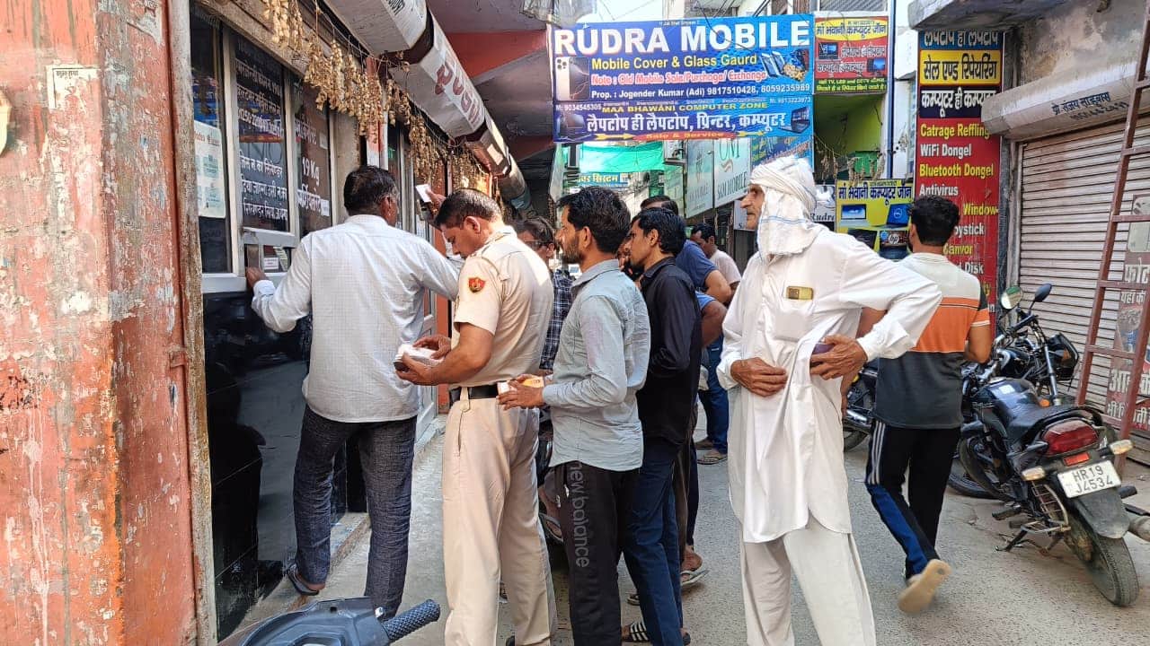 पूर्ण मार्केट स्थित इंडेन गैस एजेंसी पर लगी उपभोक्ताओं की कतार। 