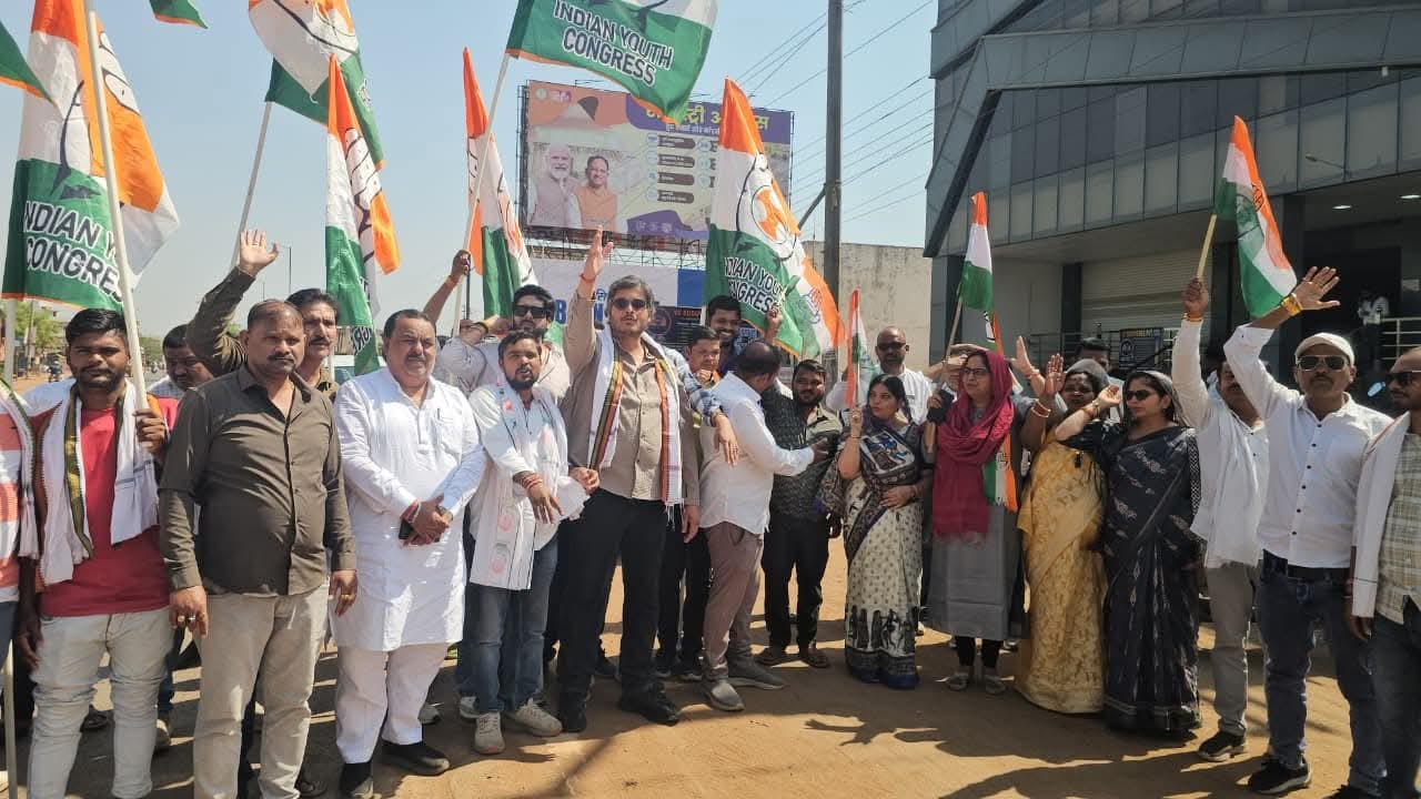 प्रदर्शन में कांग्रेस कार्यकर्ता शामिल हुए