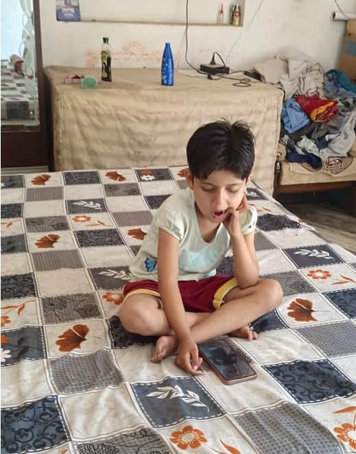 पड़ोस के घर में खेलती मासूम पलक। 