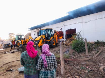 Massive fire breaks out in rice mill fire brigade personnel bring the fire under control in Durg