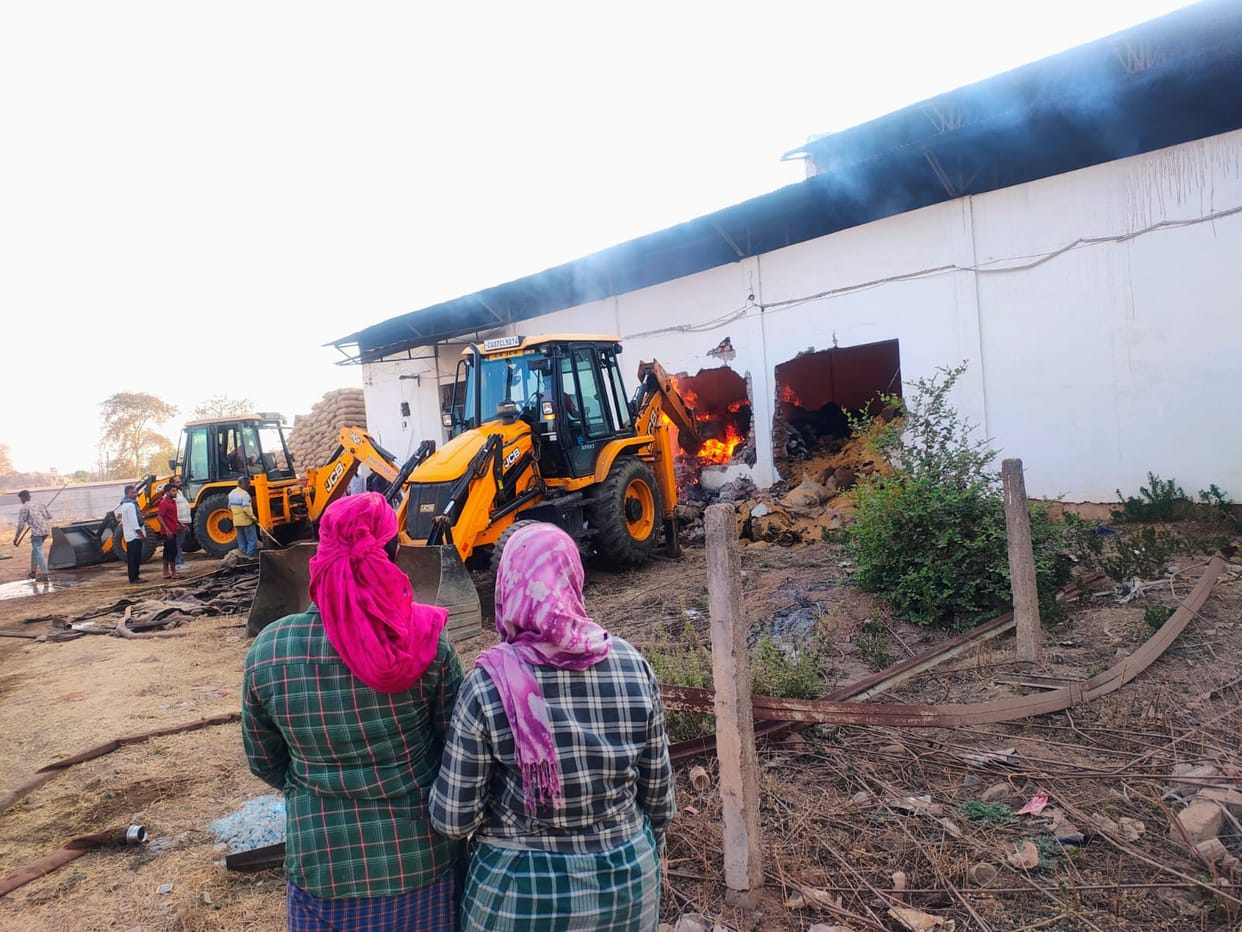 Massive fire breaks out in rice mill fire brigade personnel bring the fire under control in Durg