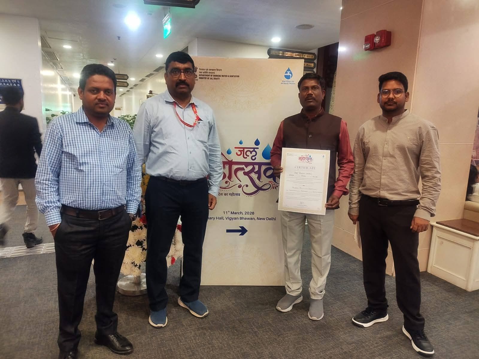 राष्ट्रपति से सम्मानित सरपंच प्रशंसा पत्र के साथ