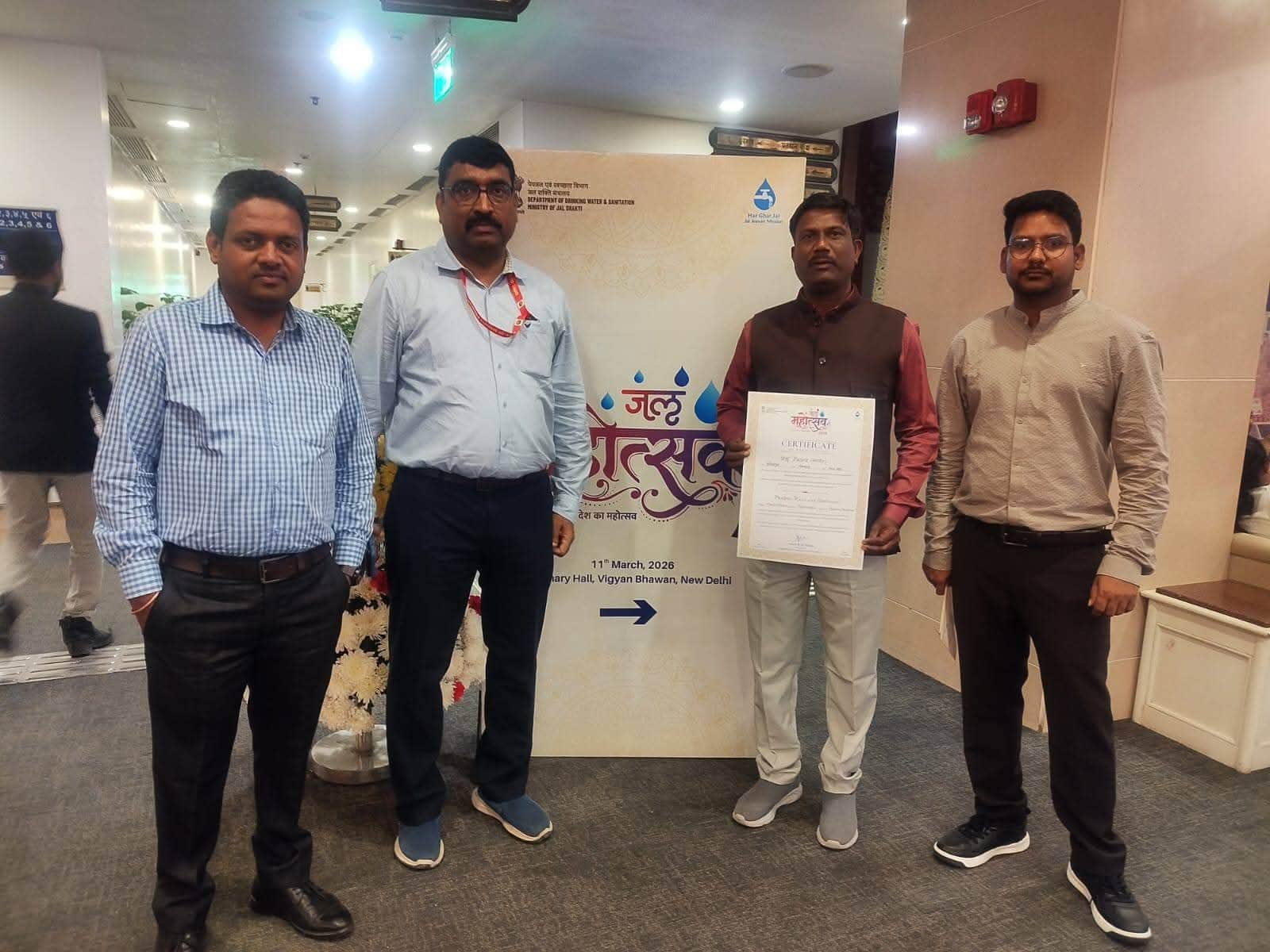 राष्ट्रपति से सम्मानित सरपंच प्रशंसा पत्र के साथ