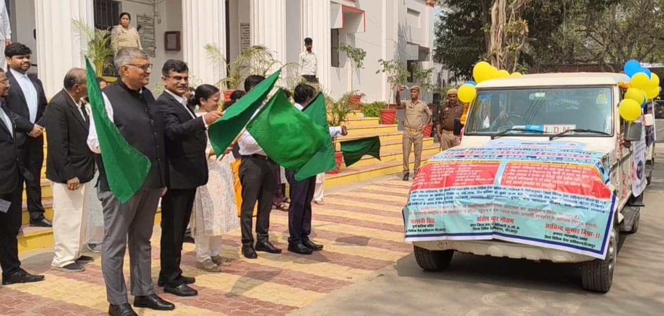 राष्ट्रीय लोक अदालत के प्रचार वाहन को हरी झंड़ी दिखाते जिला जज अरविंद कुमार मिश्रा व अन्य, स्रो