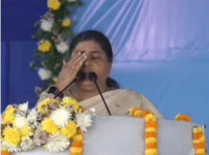 रोते मंत्री लेशी सिंह