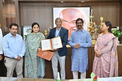 सीएम हेमंत औरों के सामने एमओयू हुआ
