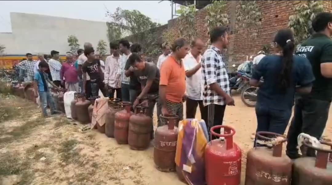 सिलेंडर लेकर कतार में खड़े उपभोक्ता