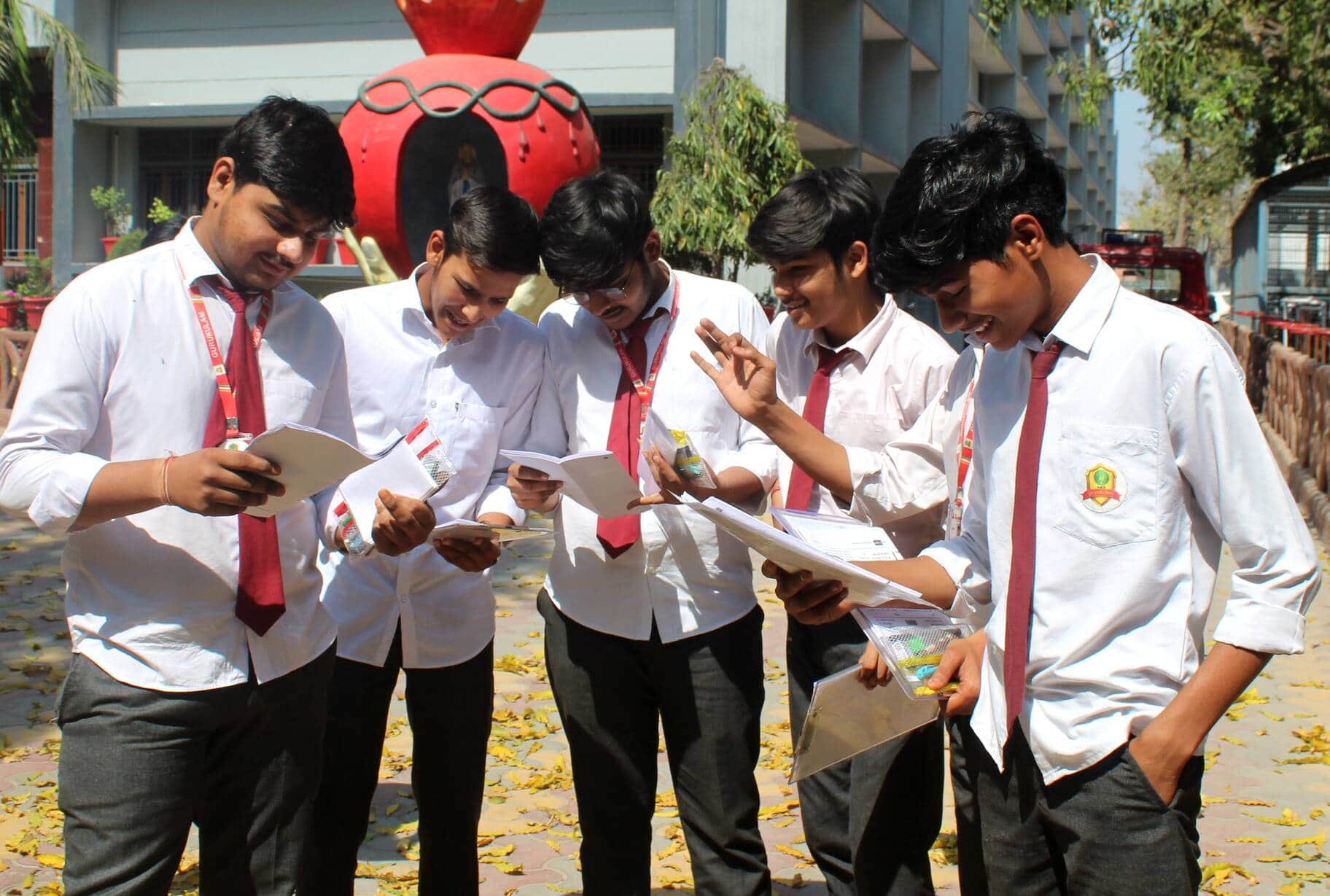 संत फ्रांसिस इंटर कॉलेज से परीक्षा देकर निकलते  परीक्षार्थी।  संवाद