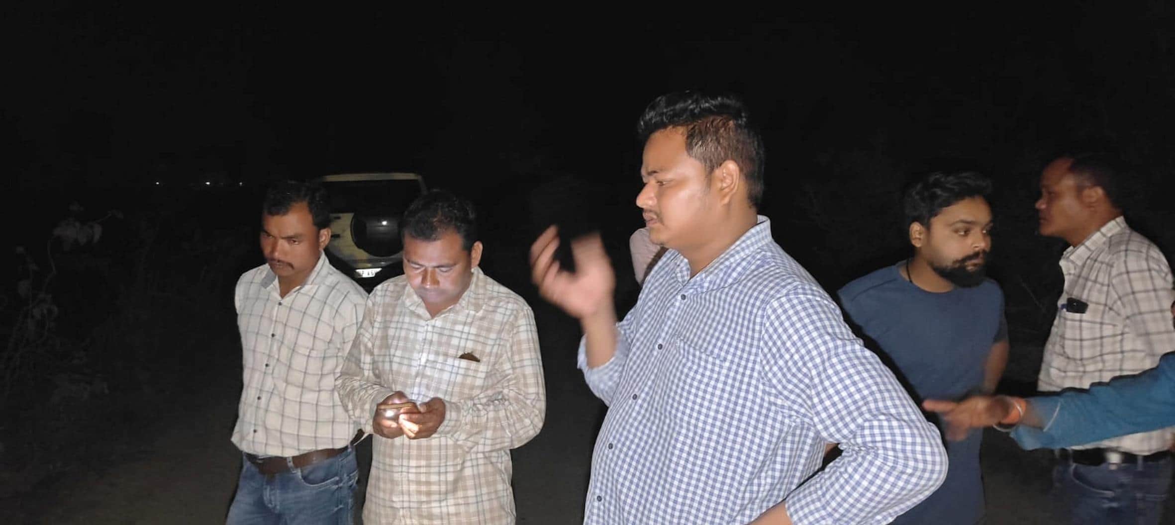 सड़क हादसे में युवकों की मौत के बाद जमा लोग।