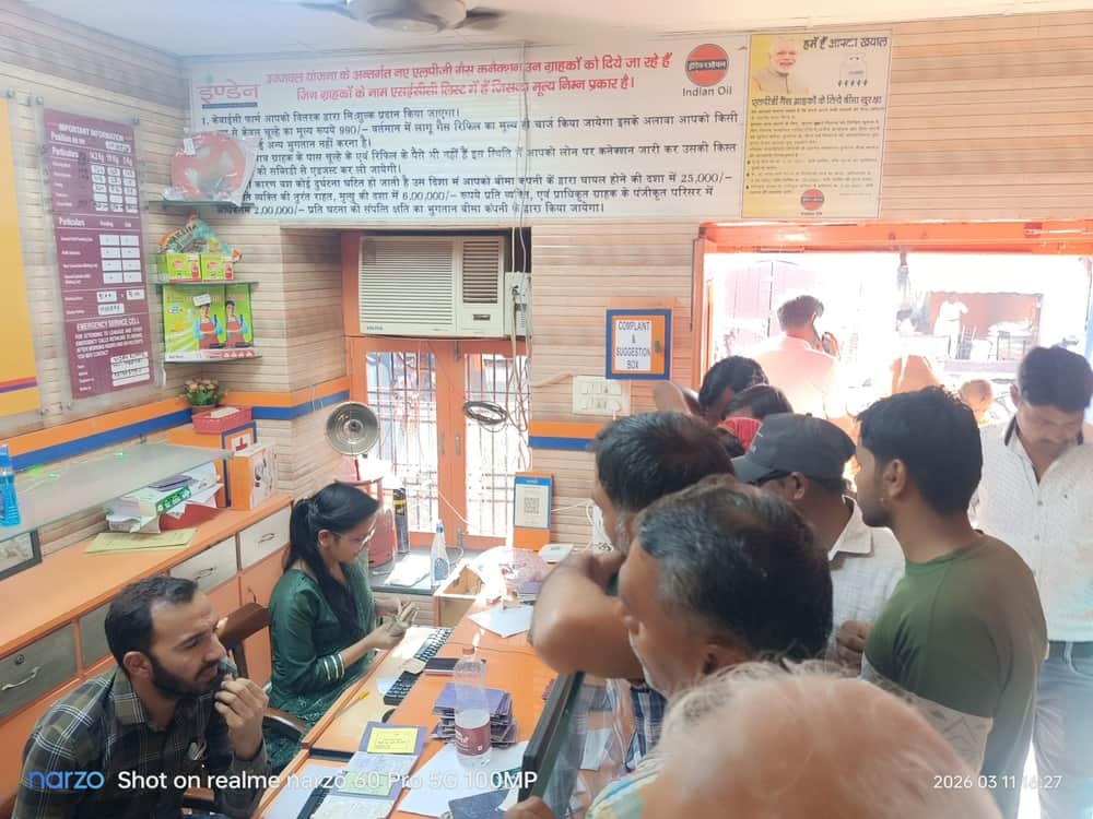 शहर की एक गैस एजेंसी पर सिलेंडर बुकिंग, केवाईसी व पर्ची कटाए जाने के लिए लगी भीड़। संवाद।